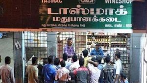  திடீர் ஸ்ட்ரைக்கில் ஈடுபடப் போகும் டாஸ்மாக் ஊழியர்கள்! மதுக்கடைகள் மூடப்படப் போகிறதா? வெளியான தகவல்!