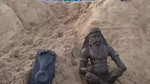 திருச்செந்தூர் கடலில் 2 பொக்கிஷம்.. 2 கைகளிலும் ருத்ராட்சத்துடன் வந்த உருவம்.. சிலிர்த்த பக்தர்கள் 