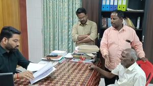 கள்ளக்குறிச்சி நிலப்பத்திரம்.. 1 ஏக்கர் 64 சென்ட்.. எழுதி வாங்கிய சொத்தை மீட்டுத்தர தந்தை கோரிக்கை