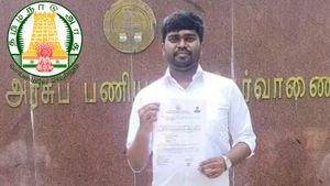 கிராம நிர்வாக அலுவலர் ஆனார் திருப்பூர் பெட்டிக்கடைக்காரரின் மகன்.. குரூப் 4 தேர்வால் விஏஓ பணி! சபாஷ்