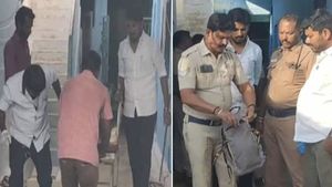 திருப்பூரில் காதலை ஏற்கும்படி கெஞ்சி கேட்ட இளைஞர்.. விடாமல் மறுத்த பெண்.. மறு நொடியே ஆடிப்போன உடுமலை