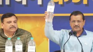 நச்சு யமுனை நதிநீரை பாட்டிலில் அனுப்புகிறேன் குடித்து பாருங்க..தேர்தல் ஆணையத்துக்கு கெஜ்ரிவால் பதில்