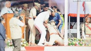 மேடையில் மயங்கி விழுந்த போலீஸ் கமிஷனர்.. ஷாக்காகி போன ஆளுநர்.. என்னாச்சு? பரபரப்பு வீடியோ 