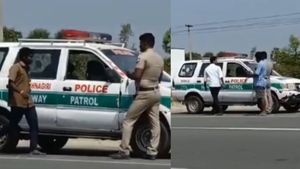 கிருஷ்ணகிரியில் வாகனங்களை வழிமறித்து வசூல்? வீடியோவால் சப்-இன்ஸ்பெக்டர், ஏட்டுக்கு வந்த சிக்கல்
