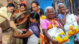 ரேஷன் கடைக்கு வர முடியாதவர்களுக்கு  பொங்கல் பரிசு தொகுப்பு எப்போது? கோவை கலெக்டர் தகவல் 