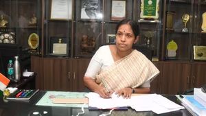 பட்டு கைத்தறி நெசவாளர்களுக்கு அரசு தரும் சூப்பர் மானியம்.. சேலம் கலெக்டர் வெளியிட்ட குட்நியூஸ் 