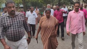  விக்கிரவாண்டி: செப்டிக் டேங்கில் விழுந்து சிறுமி பலியான சம்பவம்.. பள்ளி தாளாளர் உள்ளிட்ட 3 பேர் கைது