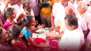  “காசு யாருக்கு வேணும்?” அமைச்சர் பொன்முடி வழங்கிய காசோலையை வாங்க மறுத்து கதறிய சிறுமியின் தாய்!