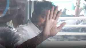 தவெக தலைவர் விஜய் பரந்தூர் வருகை.. தனியார் மண்டபத்தில் போராட்டக் குழுவினரை சந்திக்கிறார்!