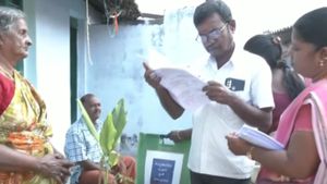  ஈரோடு கிழக்கு இடைத்தேர்தல்.. வீடு வீடாக செல்லும் ஊழியர்கள்.. பூத் சிலிப் வழங்கும் பணி தொடக்கம்!