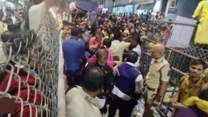Tirupati Stampede:முன்னறிவிப்பு இன்றி கேட்டை திறந்துவிட்டதே 6 பேர் பலிக்கு காரணமாம்! திருப்பதி  சம்பவ பின்னணி!
