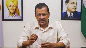 டெல்லி: பாஜகவை மிரட்டும் கெஜ்ரிவால் தேர்தல் அறிக்கை-மாணவருக்கு பேருந்தில் இலவசம்- மெட்ரோவில் சலுகை! 