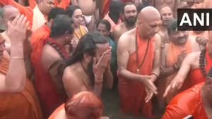 கும்பமேளாவில் கூட்ட நெரிசலால் 15 பேர் பலி! தற்காலிக தடைக்கு பிறகு மீண்டும் தொடங்கிய புனித நீராடல்! 