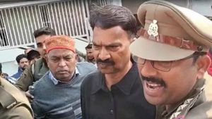 திருமண ஆசை காட்டி பெண்ணுடன் உல்லாசம்.. பேட்டியளித்தபோதே காங்கிரஸ் எம்பியை தட்டித்தூக்கிய போலீஸ்