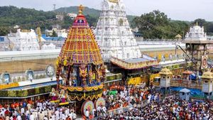 வைகுண்ட ஏகாதசி: திருமலை திருப்பதியில் தரிசனத்திற்காக வந்த 3 வயது குழந்தை கீழே விழுந்து பலி 