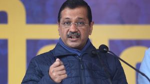 சொந்தமாக கார் - வீடு இல்லை..  மனைவியை விட குறைந்த வருமானம்.. கெஜ்ரிவாலின் சொத்து மதிப்பு இதுதான் 