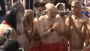 உ.பி. மகா கும்பமேளா: சாதுக்கள் புடை சூழ புனித நீராடிய மத்திய உள்துறை அமைச்சர் அமித்ஷா! 