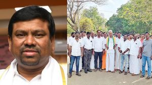  திருப்பரங்குன்றம் விவகாரம்: மலை மீது அசைவம் சாப்பிட்டாரா நவாஸ் கனி? கைது பண்ணுங்க.. பாஜக பரபர புகார்