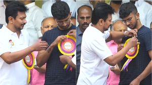 Jallikattu: அலங்காநல்லூர் ஜல்லிக்கட்டு..  மகன் இன்பநிதியுடன் வந்த உதயநிதி.. பாசத்துடன் உதயநிதி செய்த செயல்! 
