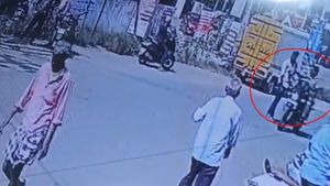 கோவையில் நடுரோட்டில்.. ஒரு நிமிடம் மனம் தடுமாறிய போலீஸ் ஏட்டு.. மறக்க முடியாத பரிசு 