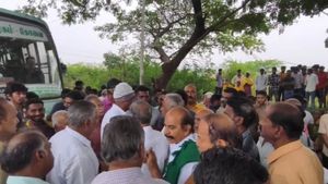 கோவை யானை தாக்குதல்: வாக்கிங் போனவரை மிதித்தே கொன்ற யானை.. புறநகரில் பொதுமக்கள் போராட்டம்