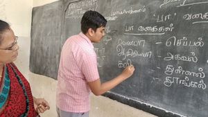 திருப்பூர் அரசு பள்ளிகளில் அருமையாக தமிழ் கற்றுக் கொண்ட வட மாநில குழந்தைகள்! எழுதவே செய்றாங்க