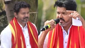 ஏமாந்து போன பரந்தூர் கிராம மக்கள்.. ரசிகர்களிடம் மட்டும் பேசி சென்ற விஜய்! 