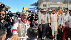 மொத்த கேமராவும் அஜித்தை பார்க்க.. துபாய் ரேஸில் முதல் பரிசு வென்றவர்களே குழம்பி நிற்க! தரமான சம்பவம் 