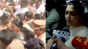 ஆறரை மணிநேரத்துக்கு பின் விடுதலை.. குஷ்புவை பார்க்க  பாஜகவினர் குவிந்ததால் போக்குவரத்து நெரிசல் 