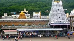 வீக் என்ட்டில் திருப்பதியில் பக்தர்களின் கூட்டம் குறைவா? சர்வ தரிசனத்திற்கு எத்தனை மணி நேரமானது? 