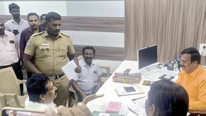 கிருஷ்ணகிரியில் அரசு அதிகாரி ரூமில் கேட்ட சத்தம்.. நகராட்சி கமிஷனர் ஆபீஸ் கடிகாரத்தை பார்த்தால்? ஓஹோ