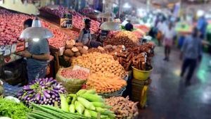 கோயம்பேடு டூ கோவை.. வண்டி வண்டியா வந்துருச்சே.. சென்னை கோயம்பேட்டில் ஆச்சரியம்! காய்கறி விலை பாருங்க