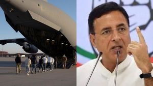 40 மணி நேரம் கழிவறை அனுமதி மறுத்து கை விலங்குடன் நாடு கடத்த இந்தியர்கள் தீவிரவாதிகளா? காங்கிரஸ் கோபம் 