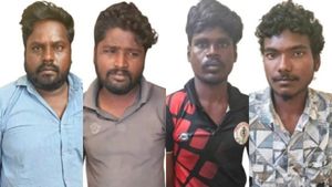 இது உனக்கு தேவையா கவுதம்..வேனுக்குள் நாட்டுக்கட்டை! செல்போன் வீடியோவால் சிக்கிய ’புஷ்பா’ புள்ளிங்கோ!