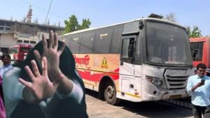 அரசு பஸ்ஸில் இளம்பெண் பாலியல் வன்கொடுமை.. குற்றவாளி குறித்து தகவல் அளிப்போருக்கு ரூ.1 லட்சம் பரிசு 