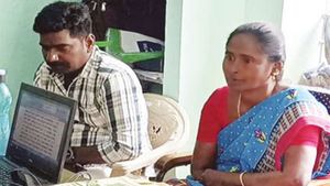 ஈரோடு கிராம நிர்வாக அதிகாரி ஜெயசுதா.. பட்டா கேட்டு வந்த பெண்ணால்.. இப்படி போய் சிக்கிட்டாரே 