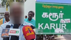 போலீஸ் எங்களை மிரட்டுறாங்க..ஒருத்தனா இப்படி செய்திருக்க முடியாது! கரூர் மாணவியின் தந்தை பகீர் புகார் 