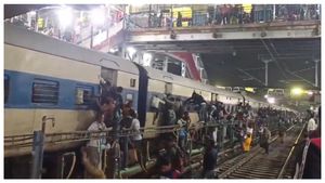 டெல்லி ரயில் நிலையத்தில் கூட்ட நெரிசல்.. 3 குழந்தைகள் உட்பட 18 பேர் பலி!