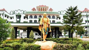 நீர்நிலைகளில் கட்டிடம் கட்ட விதித்த தடையை மீறுவது ஏன்? தமிழக அரசுக்கு ஐகோர்ட் கேள்வி