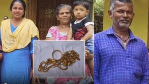 குக்கருக்குள் தங்க நகை.. தெரியாமல் எடைக்கு போட்ட கேரள பெண்.. தமிழக வியாபாரி செய்த செயல்! நெகிழ்ச்சி 