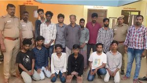 சேலம் எருமாபாளையம் பாழடைந்த பங்களாவில் எல்லாமே அப்படி.. ஆடிப்போன போலீஸ்.. 13 பேர் சுற்றிவளைப்பு 