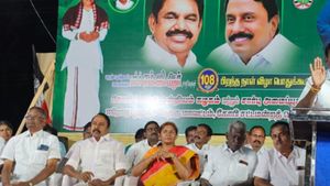  சீனே மாறிப்போச்சு.. எடப்பாடி பழனிசாமிக்கு சரிசம அளவில் செங்கோட்டையன் படம்! கவனிக்க வைத்த பேனர்!