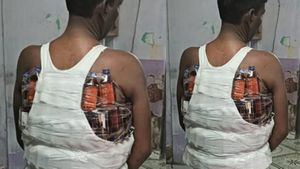 சட்டையை கழட்டியதும் அதிர்ச்சி.. உடல் முழுதும் 150 மதுபாட்டில்கள்.. போலீசாருக்கே ஷாக் கொடுத்த நபர்