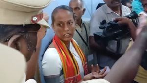 ஈரோடு கிழக்கு இடைத்தேர்தல்.. நாதக வேட்பாளர் சீதாலட்சுமி போலீசுடன் வாக்குவாதம்.. பரபரப்பு 