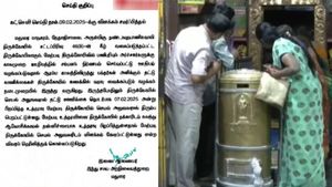  தட்டில் வரும் காணிக்கை அர்ச்சகருக்கா? அரசுக்கா? மதுரை ஈஓ அறிக்கையால் வந்த சர்ச்சை! பறந்த விளக்கம்!