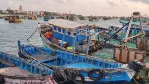ராமேஸ்வரத்தில் உச்சக்கட்ட பரபரப்பு.. மீனவர்களின் காலவரையற்ற வேலைநிறுத்தம் இன்று முதல் தொடங்கியது