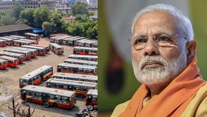 மராத்தி vs கன்னடம்: மகாராஷ்டிரா- கர்நாடகா இடையே 3-வது நாளாக பேருந்துகள் ரத்து- மோடி தலையிட கோரிக்கை 