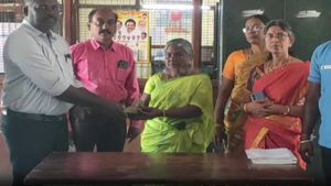 பழனி டூ மதுரைக்கு போன அரசு பஸ்.. சீட்டில் பணத்துடன் கிடந்த பை.. யோசிக்காமல் கண்டக்டர் செய்த காரியம் 