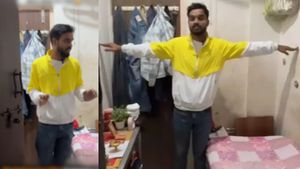 படுத்தா கால் இடிக்குது! கை தூக்கினால் சுவரையே தொடலாம் போல! பெங்களூரில் இந்த வீட்டு வாடகை 25 ஆயிரமாம் 