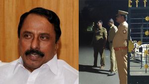  “ஏன் உள்ள போறீங்க?” செங்கோட்டையன் வீட்டில் அதிமுக தொண்டர்களை விசாரித்து அனுமதிக்கும் போலீசார்!